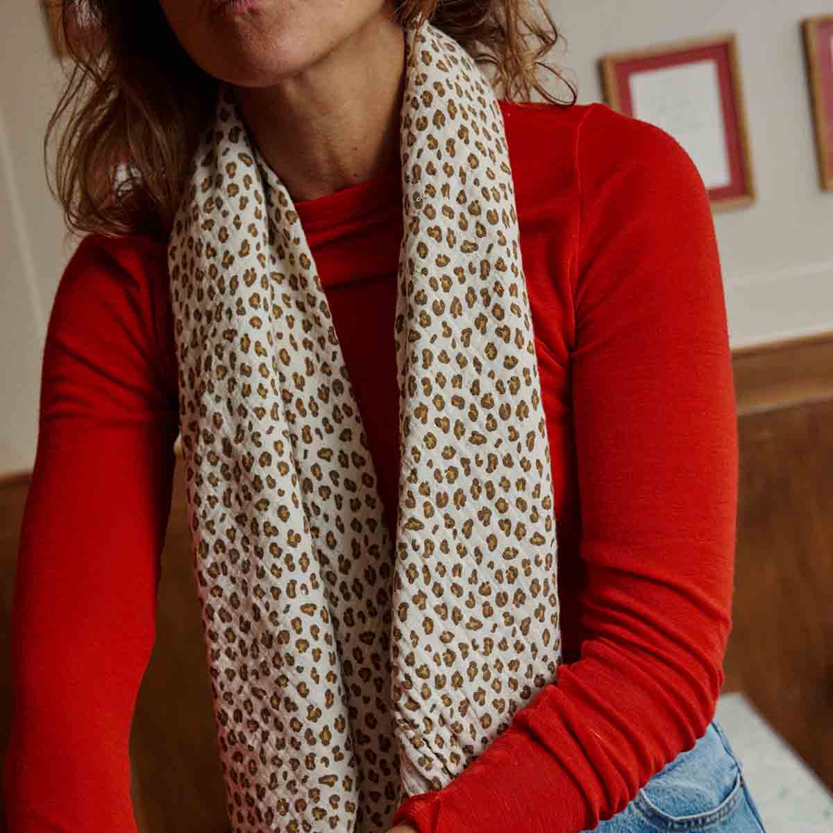 Rose in April Mulltuch mit Mini-Leopardenmuster in Greige