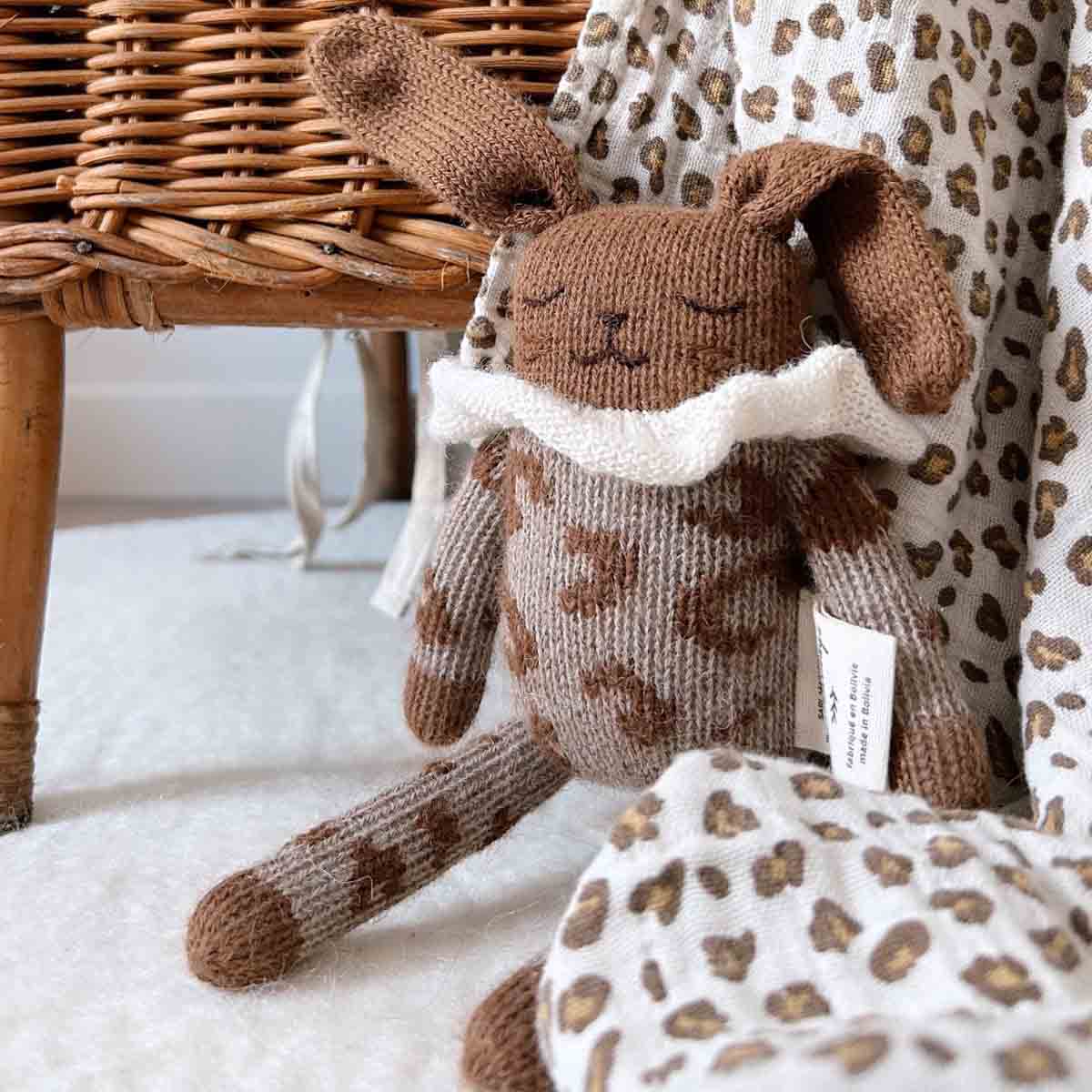 Rose in April Mulltuch mit Mini-Leopardenmuster in Greige