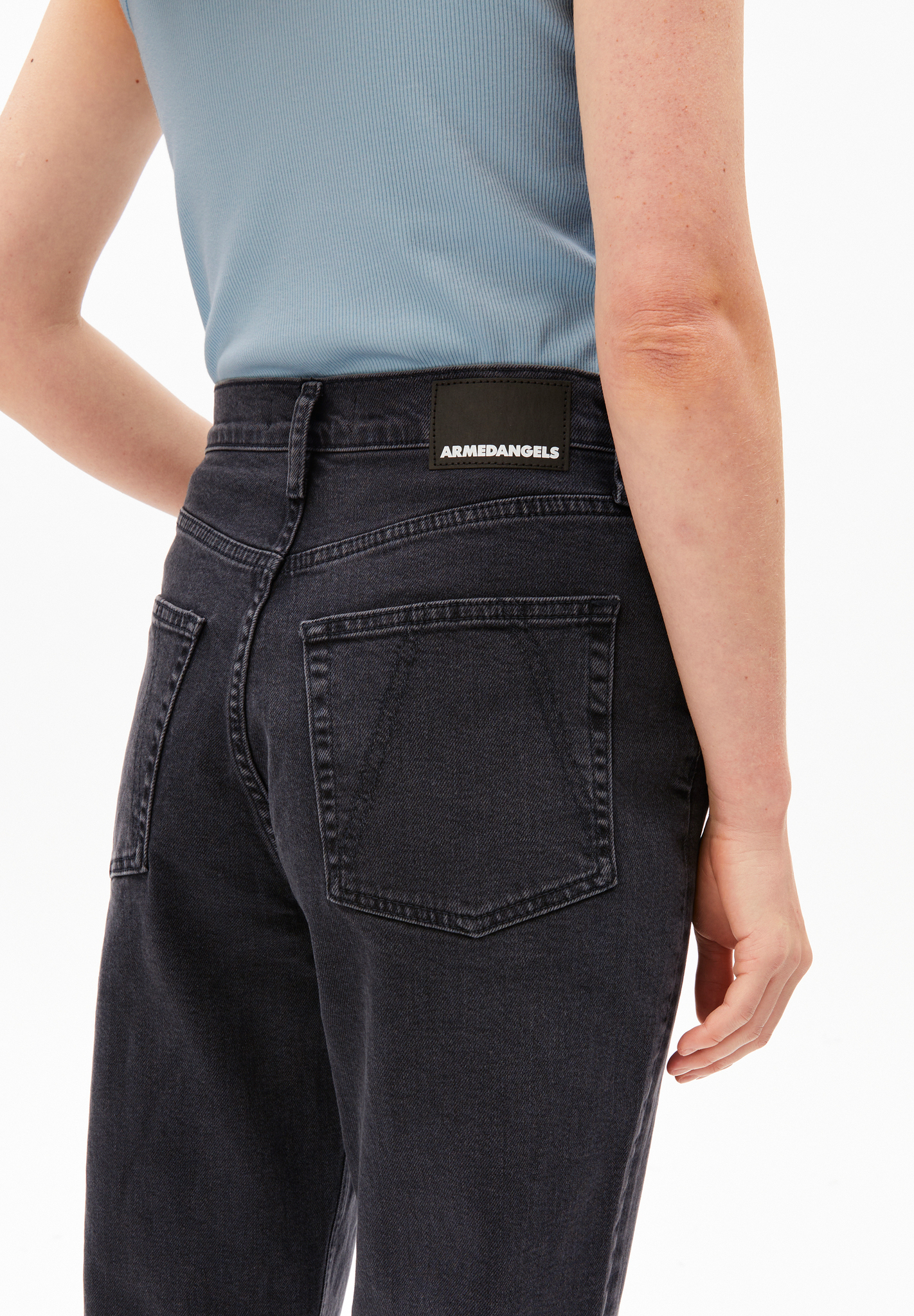 ARMEDANGELS MAIRAA MOM JEANS - Ebony
