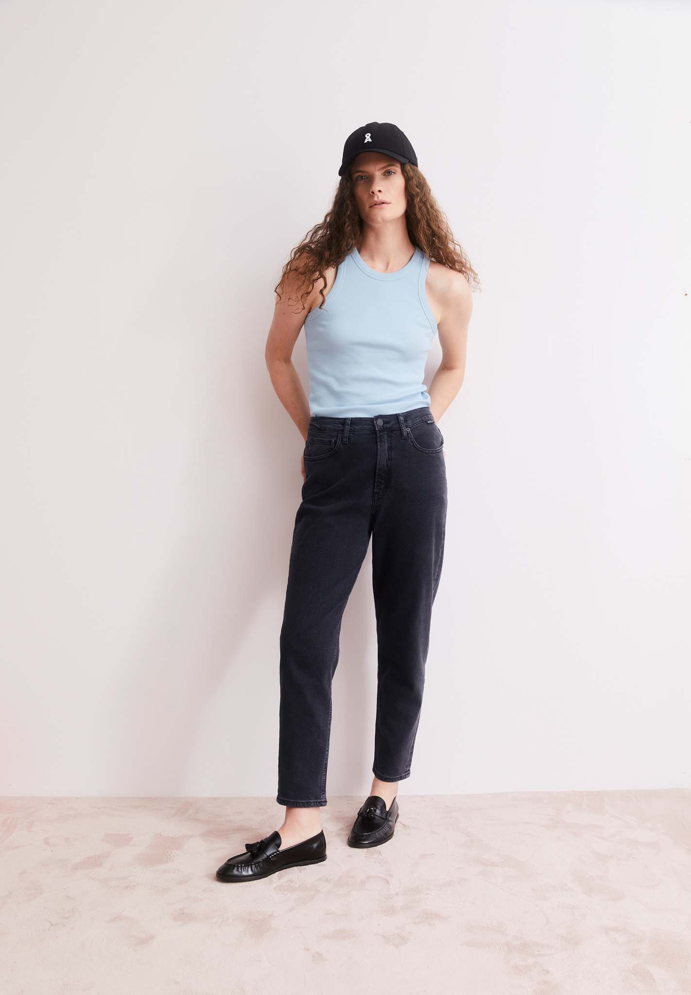 ARMEDANGELS MAIRAA MOM JEANS - Ebony