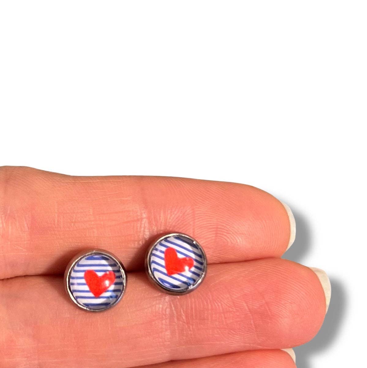 Kinderohrringe mit roten Herzchen und blauen Streifen